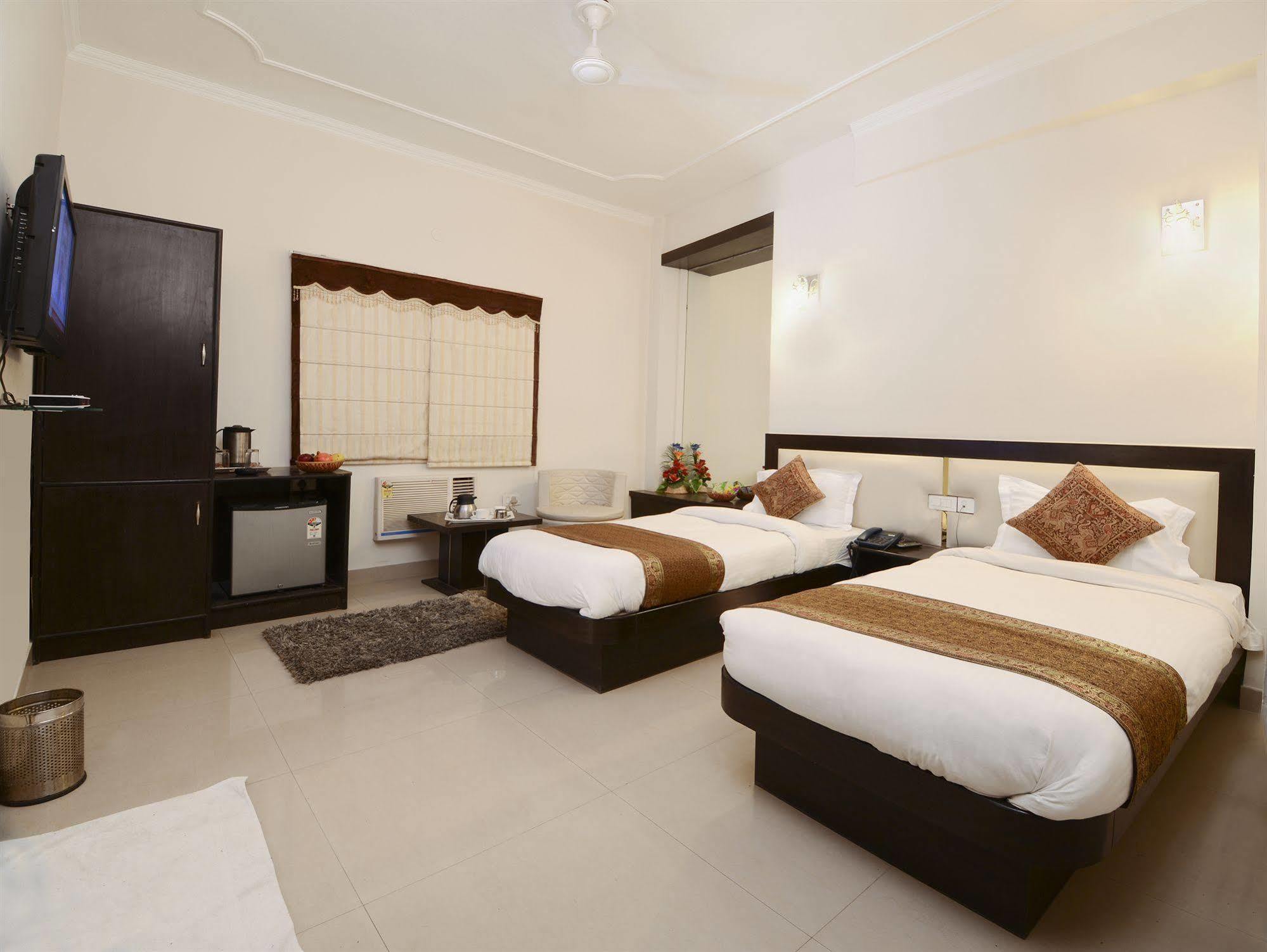 Fabhotel Plus Maniram Palace Agra  Bagian luar foto