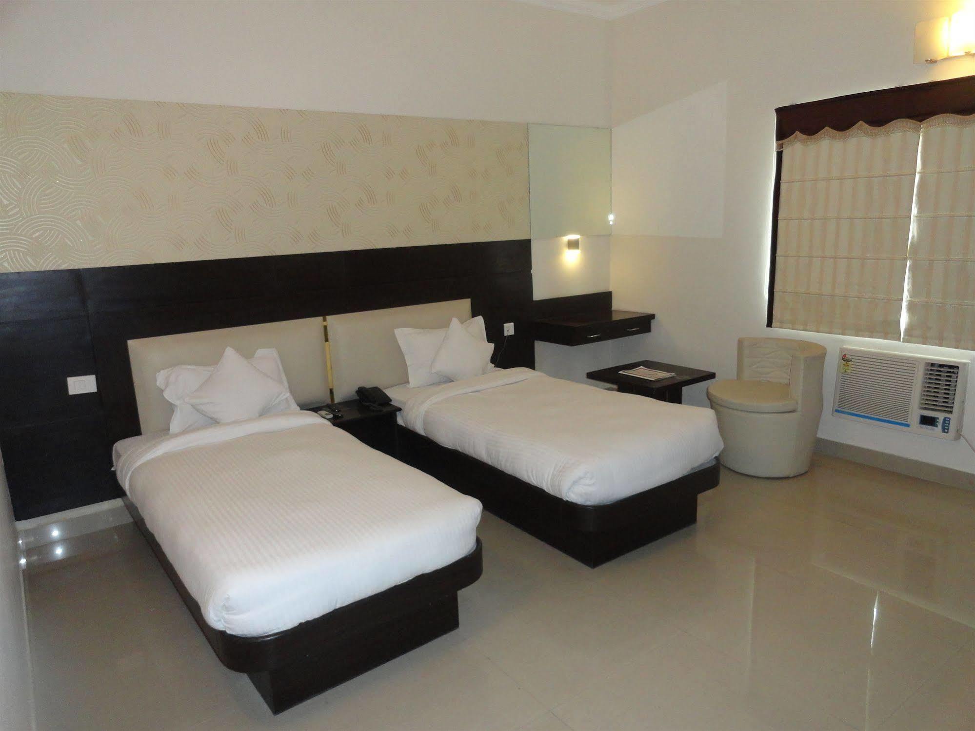 Fabhotel Plus Maniram Palace Agra  Bagian luar foto