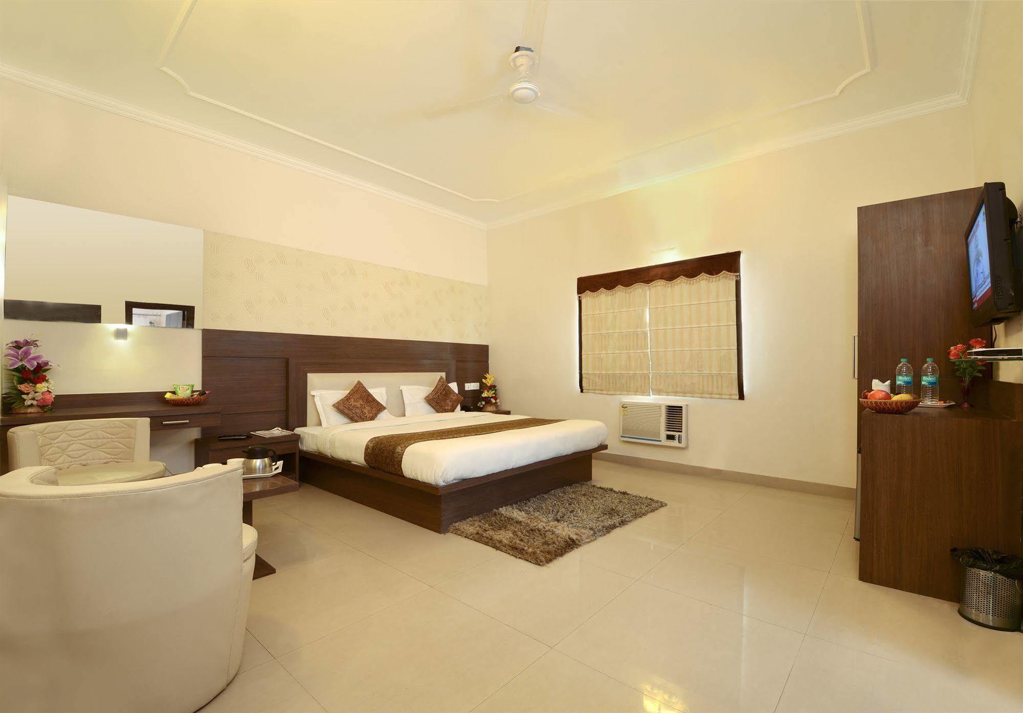 Fabhotel Plus Maniram Palace Agra  Bagian luar foto